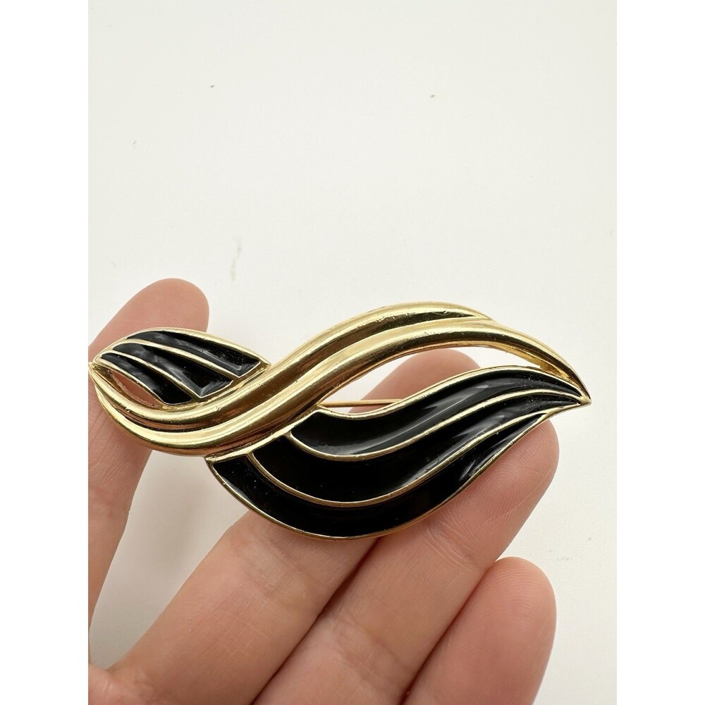 Vintage Trifari Gold Tone & Black Enamel Wave Brooch Pin